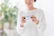 © naka - ゲームをする女性