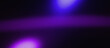 © Olga Ко - Fond abstrait sombre avec dégradé violet, texture de grain de film et effet de lumière floue pour bannière d'en-tête web