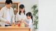 © Yka - 親子で果物入りの飲み物を準備する