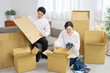 © siro46 - 引っ越し作業で段ボールを荷造りするカップル