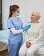 © David Andres - Campaña de salud preventiva para personas mayores. Médica con una anciana recibiendo un chequeo de salud