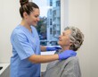 © David Andres - Campaña de salud preventiva para personas mayores. Médica con una anciana recibiendo un chequeo de salud