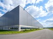 © Jumpei - 大型のモダンな物流倉庫が青空の下に建つビジネスイメージ