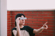 © AliciaFdez - Una mujer sujeta unas gafas negras para ver un eclipse. Protección solar para la observación segura de un eclipse total. Accesorio para observar el eclipse