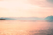 © Pyc Assaut - Coucher de soleil doré et brumeux sur le lac Léman et les Alpes