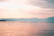 © Pyc Assaut - Coucher de soleil doré et brumeux sur le lac Léman et les Alpes