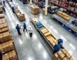 © MediaPro - Vue aérienne d'employés travaillant le long d'un tapis roulant de colis dans un centre de distribution moderne équipé de rayonnages