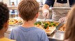 © Olga Ко - Gesundes Schulessen: Ein Junge steht an der Essensausgabe in der Schulkantine und wählt frisches Essen am Buffet.