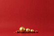 © JCGX - Imagem de Natal com fundo vermelho e enfeites dourados.