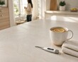 © Serjio - Mujer en una cocina con taza de té y termómetro en una mesa
