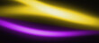 © Olga Ко - Fond abstrait sombre avec vagues lumineuses floues jaunes et violettes. Arrière-plan néon avec effet de grain pour design et bannière