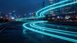 © Baskara - Scie luminose blu di traffico notturno su un'autostrada urbana moderna con grattacieli sullo sfondo.