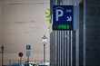 © Mark Lämmchen  - Parkhaus-Beschilderung mit digitaler Anzeige „FREI“ für verfügbare Parkplätze in der Innenstadt – Stadt Leipzig, Sachsen, Deutschland