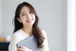 © maaagram - 白ニットの日本人女性の満面の笑み
