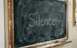 © velikiyzayats - Silence ecrit sur un tableau noir concept de concentration et calme ecole