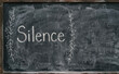 © velikiyzayats - Silence, mot ecrit a la craie sur un tableau noir, concept de calme et de concentration pour la meditation
