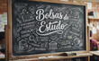 © velikiyzayats - Bolsas de Estudo - Oportunidades acadêmicas e educação para o futuro, conceito de ensino superior e pesquisa escolar em lousa