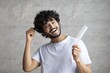 © Prostock-studio - Smiling Young Man With Curly Hair Holding A Comb Styling His Hair At Home, Enjoying Personal Care Routine In A Cozy Environment. Hair Care And Grooming Routine Concept.