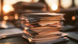 © Nick Freund - Stapel loser Dokumente auf Schreibtisch mit warmem Bokeh-Hintergrund, Symbol für Büroalltag und Papierkram.