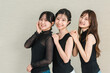 © buritora - 笑顔で仲良くポーズをとる若いアジア人女性3人