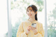 © KRN - スマホを持つ若い女性