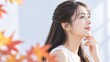 © YT - 紅葉と微笑む若い日本人女性の秋の美容ビューティーポートレート