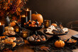© AngelHerrezuelo - Mesa con dulces y decoración de Halloween