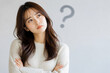 © maaagram - 疑問を持ち上を見上げて悩む若い日本人女性