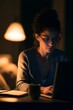 © AliceHere - Fokussierte Frau beim Arbeiten am Laptop im Homeoffice für Remote-Work-Blogs, E-Learning-Plattformen und Karriere-Magazine