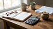 © PurePrismLens - Finanzas de aposentado planificando el presupuesto mensual con calculadora y ahorros en mesa de madera