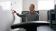 © AI-Universe - Mann ordnet Magnete an einer Planungswand im Büro