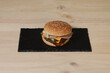 © robin-clouet.fr - Un burger avec du fromage sur une assiette en bois