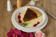 © robin-clouet.fr - Dessert dans un restaurant avec une part de flan sur la table