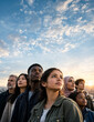 © theshooter - Personas de diferentes razas mirando al horizonte al atardecer, concepto de libertad, igualdad, dignidad, justicia social y futuro. Día Internacional de los Derechos Humanos, 10 de diciembre