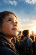 © theshooter - Niña mirando al horizonte entre una multitud al atardecer, concepto de libertad, igualdad, dignidad, justicia social y futuro. Día Internacional de los Derechos Humanos, 10 de diciembre