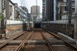 © hirota - 住宅街の間に切り拓かれた線路が地下のトンネルへと向かう、奥行きのある鉄道風景