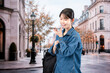 © maroke - 海外旅行をしながらAIで調べ物をする若い女性