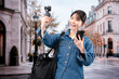 © maroke - 海外の街を歩きながら動画を撮影する女性