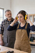 © Ethan - Stagiaire ajustant un casque antibruit avec un formateur