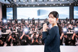 © maroke - メディアの前でマイクで話す若い女性