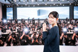 © maroke - メディアの前でマイクで話す若い女性
