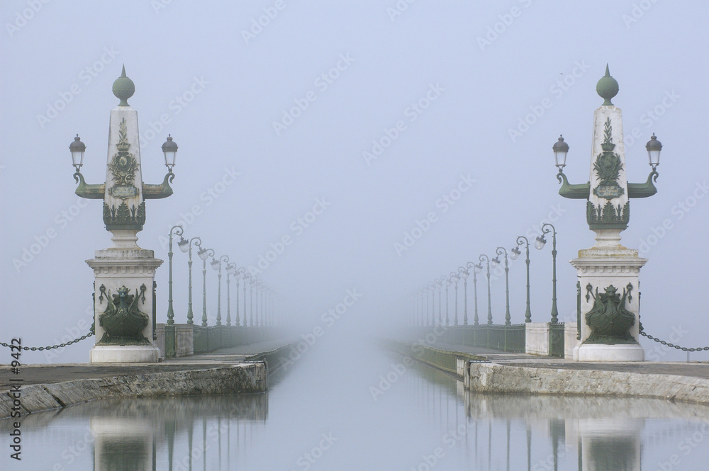 Fototapeta premium pont canal briare brume