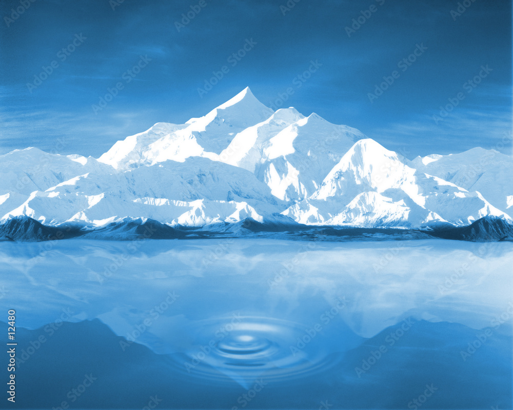 montagnes et lac dans ambiance bleu