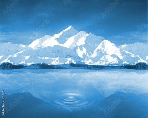 montagnes et lac dans ambiance bleu © piccaya