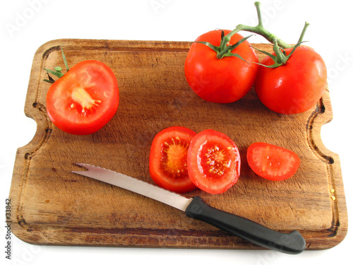 slicing tomatoes