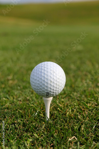 balle de golf sur tee