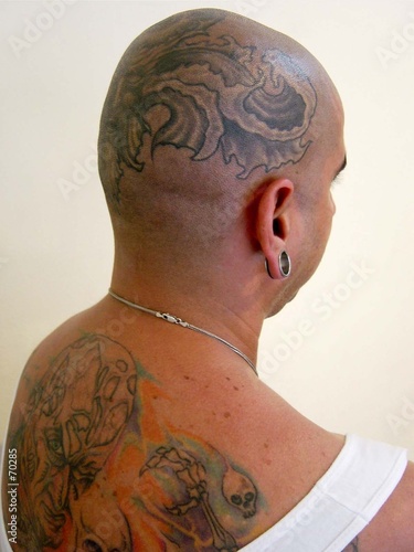 homme tatoué