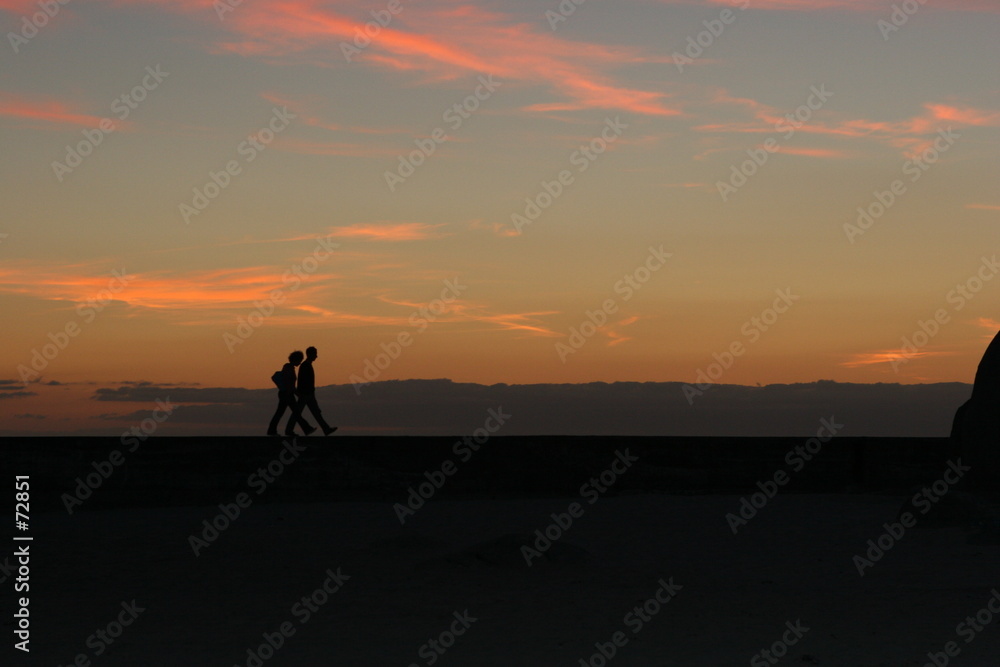 couple se promenant au coucher de soleil