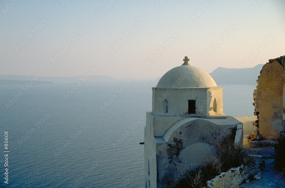chapelle grècque dominant la mer