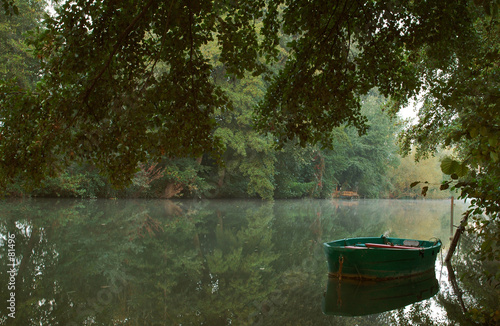 barque sur la rivière à l'aurore